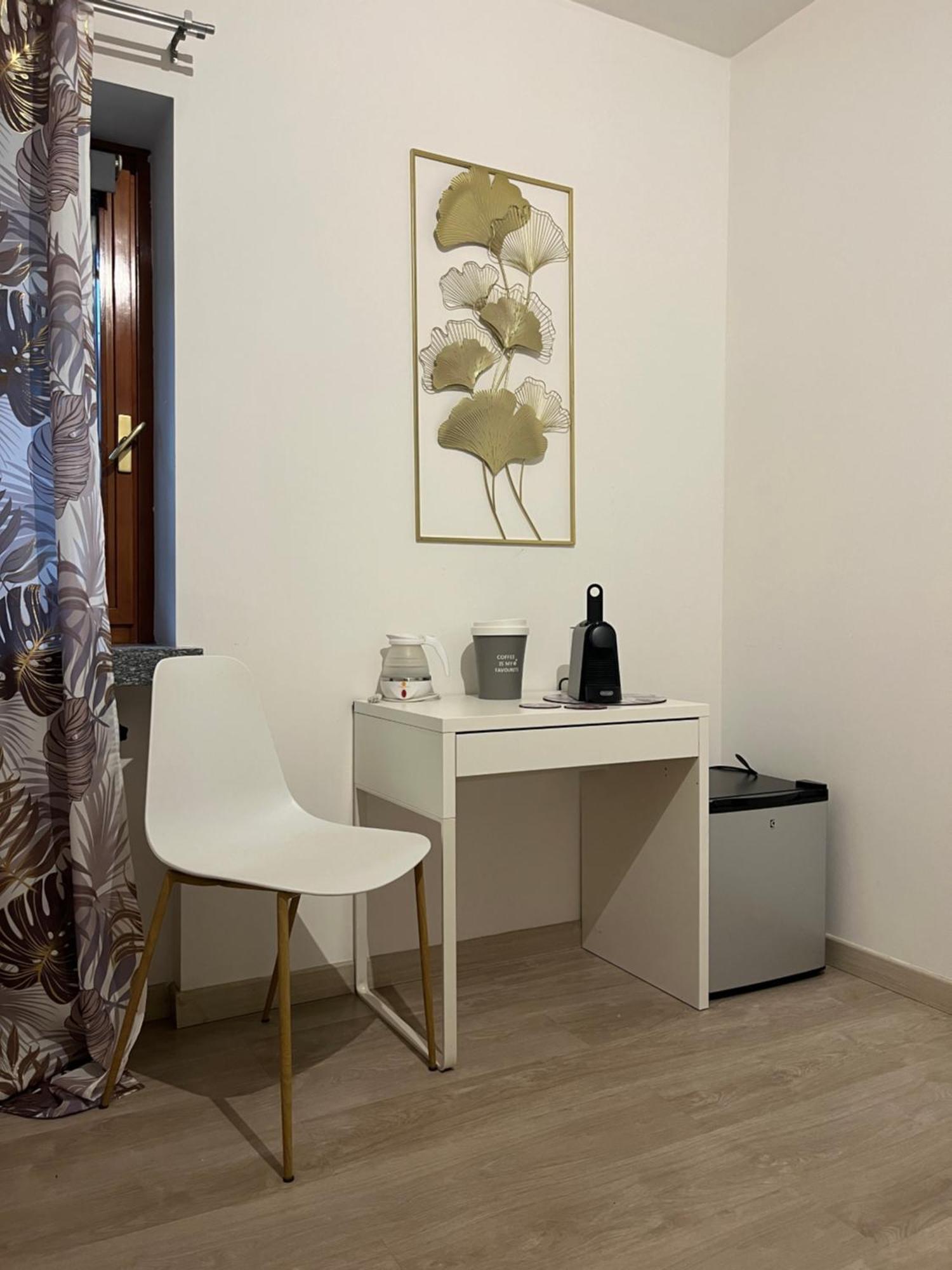 Bella Vita Guesthouse -Parcheggio Privato Interno Arona Exterior foto