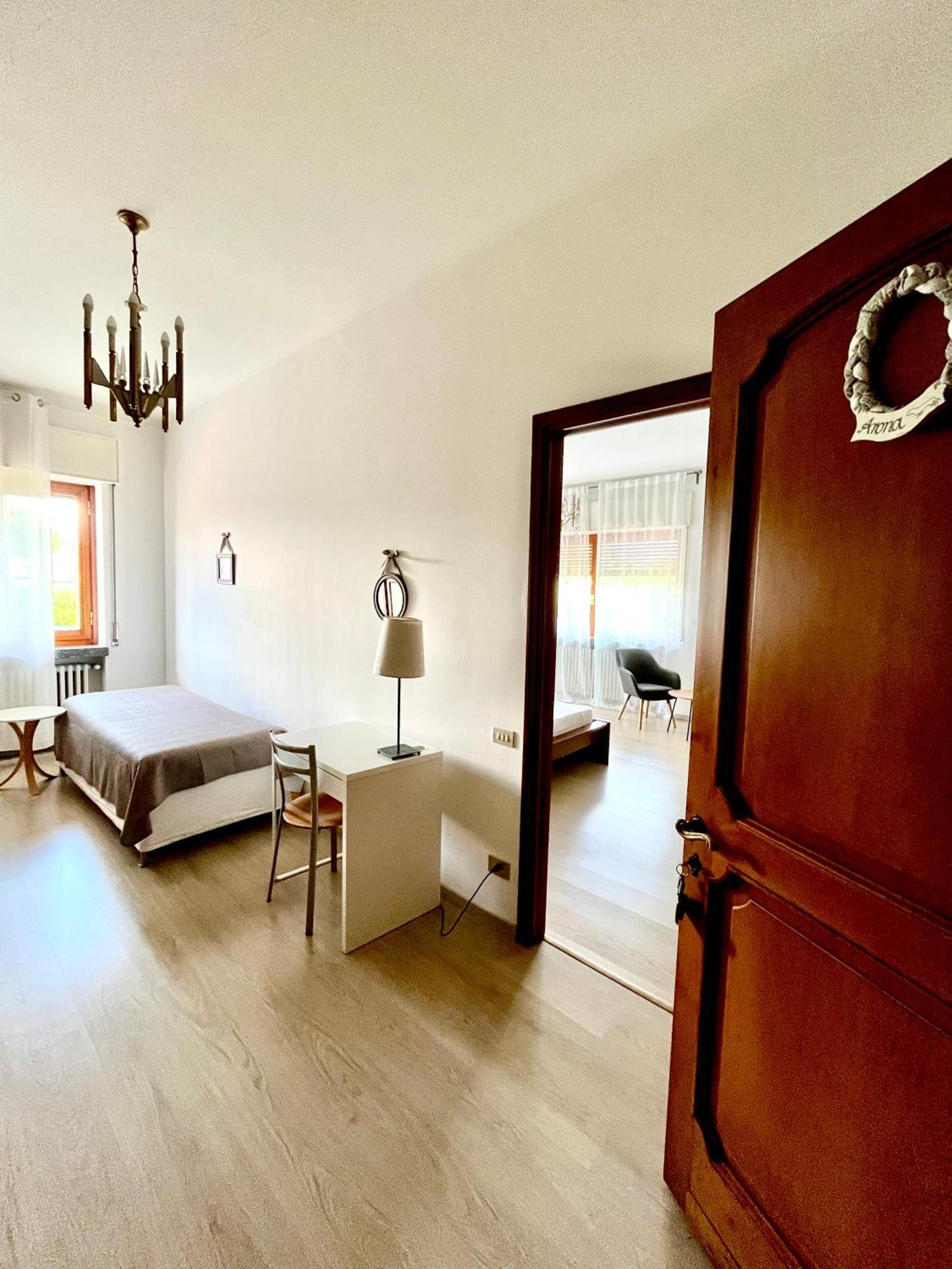 Bella Vita Guesthouse -Parcheggio Privato Interno Arona Exterior foto