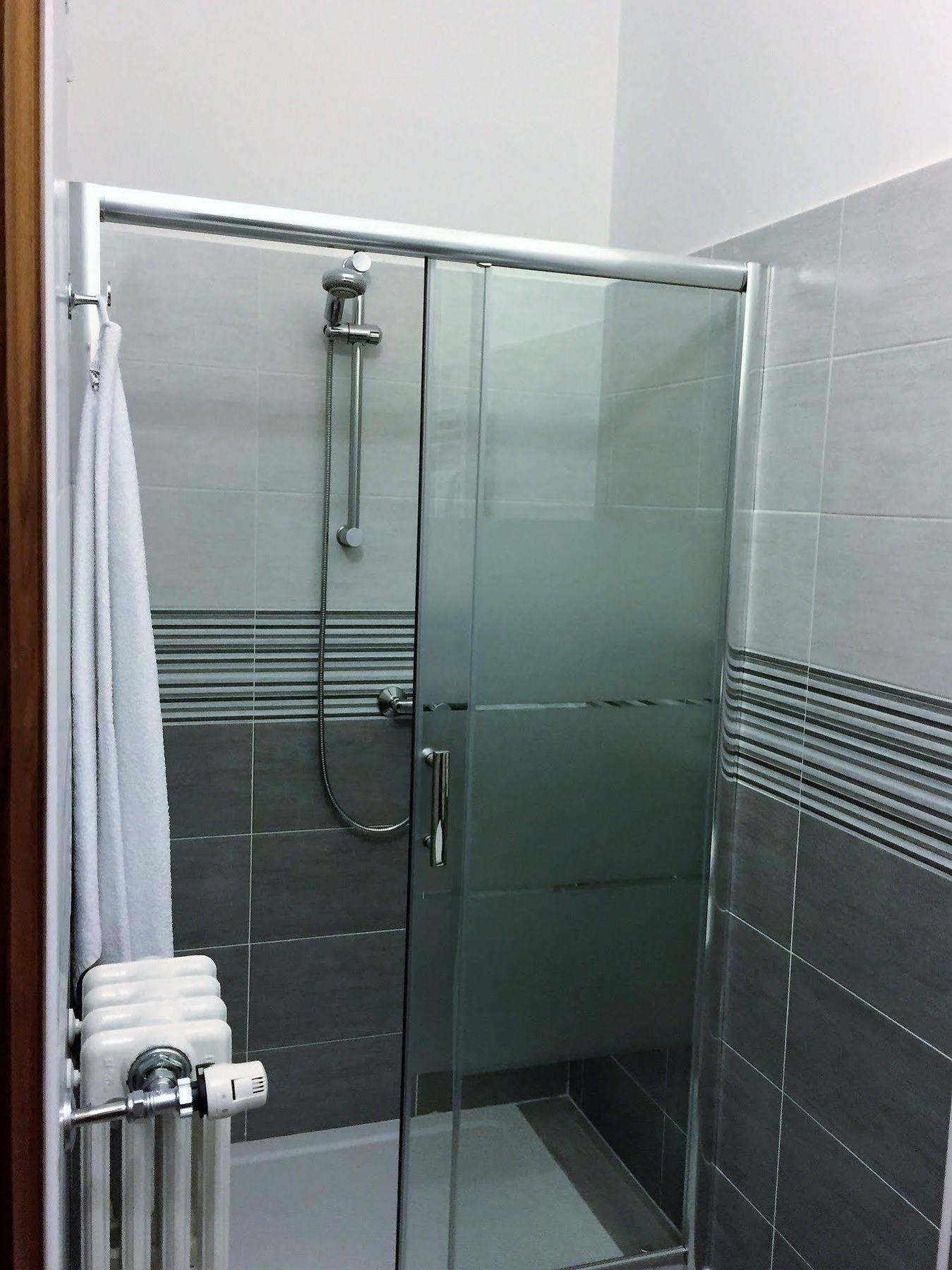 Bella Vita Guesthouse -Parcheggio Privato Interno Arona Exterior foto
