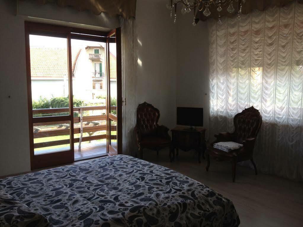 Bella Vita Guesthouse -Parcheggio Privato Interno Arona Exterior foto